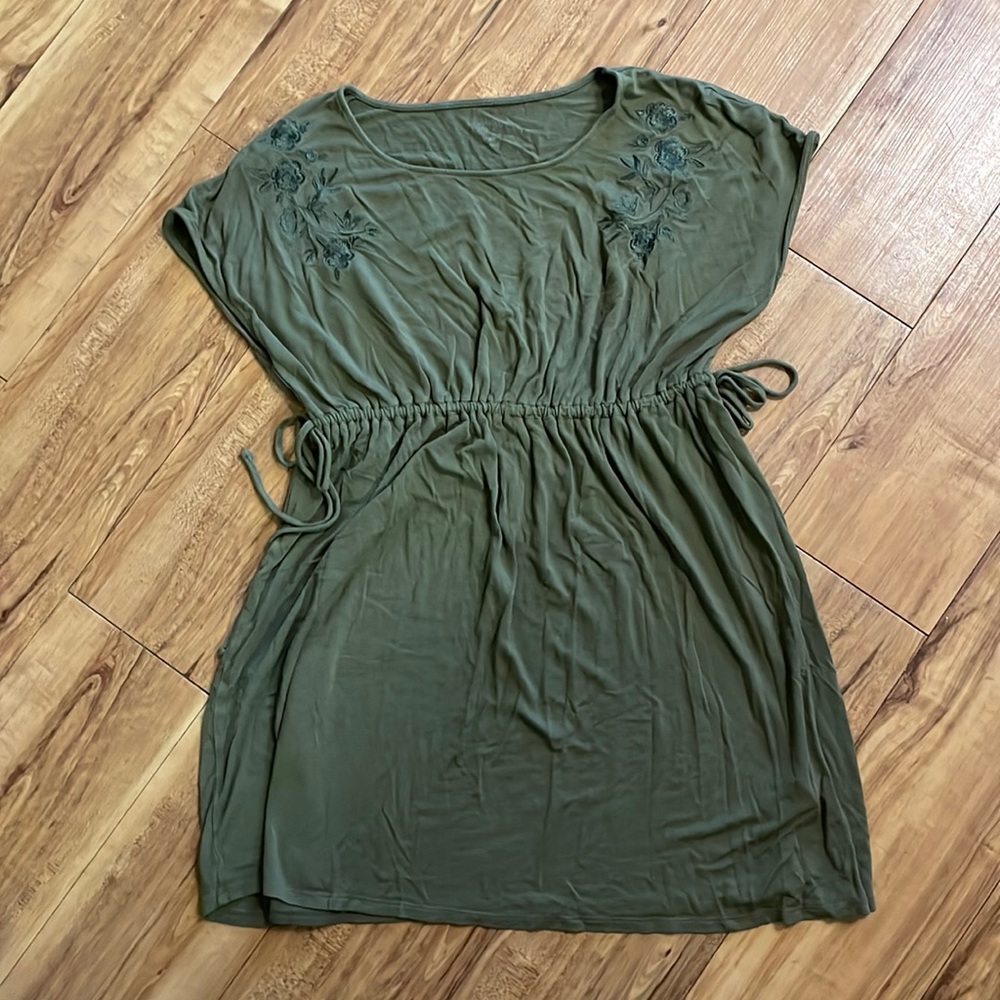Maternity a:glow green tunic. Size medium. Embroidered on shoulders.